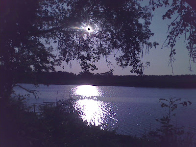 sola frente al lago... Laguna+LV+de+noche+reflejo