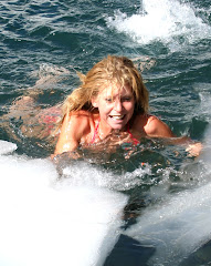 ... dann mit langsamen Schwimmbewegungen zwischen den Eisschollen durch.