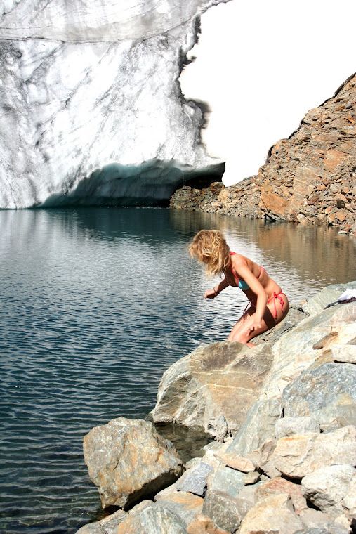 Ich steige zum ersten Mal in 0,5 Grad kaltes Wasser!