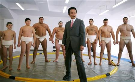 [taro-aso-sumo.jpg]