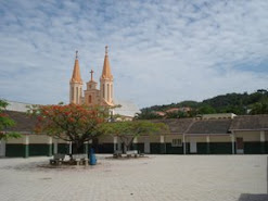 Igreja e as cores do flamboyant