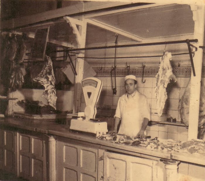 Mi Padre en su puesto de carne en el mercado (años cincuenta del siglo veinte)
