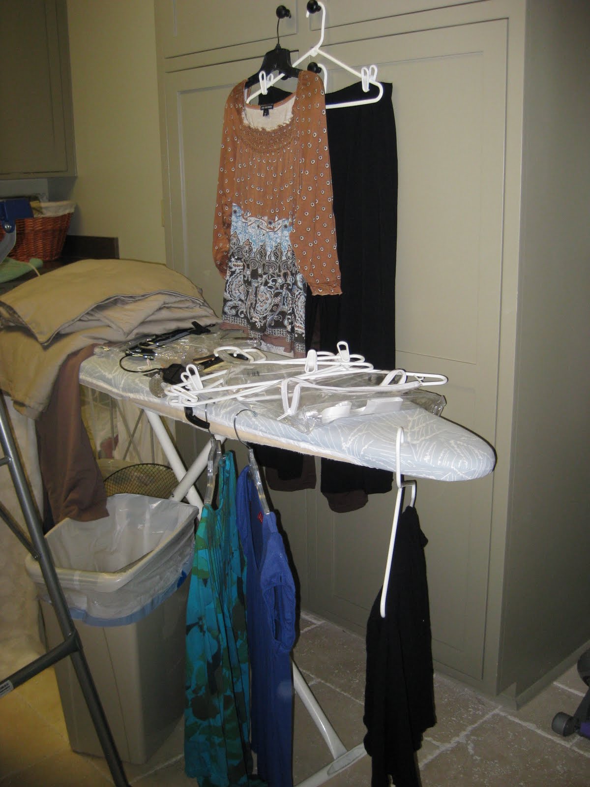 [laundry+room+at+night+007.JPG]