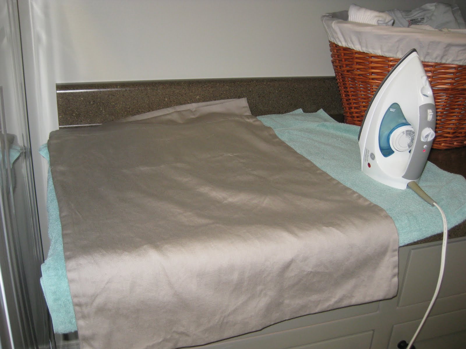 [laundry+room+at+night+003.JPG]