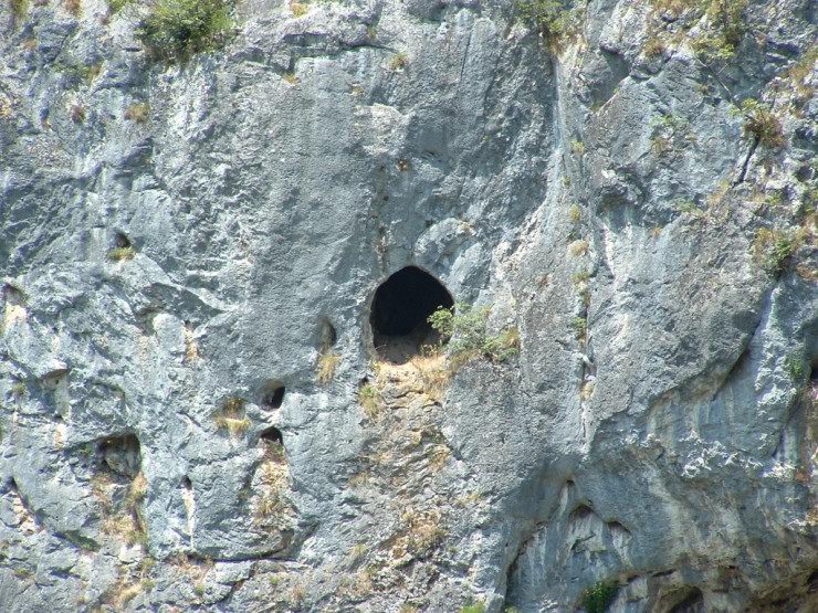 cave_castle_slovenia_05.jpg