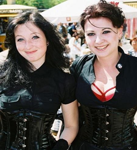 [Gothic-Women-08.jpg]