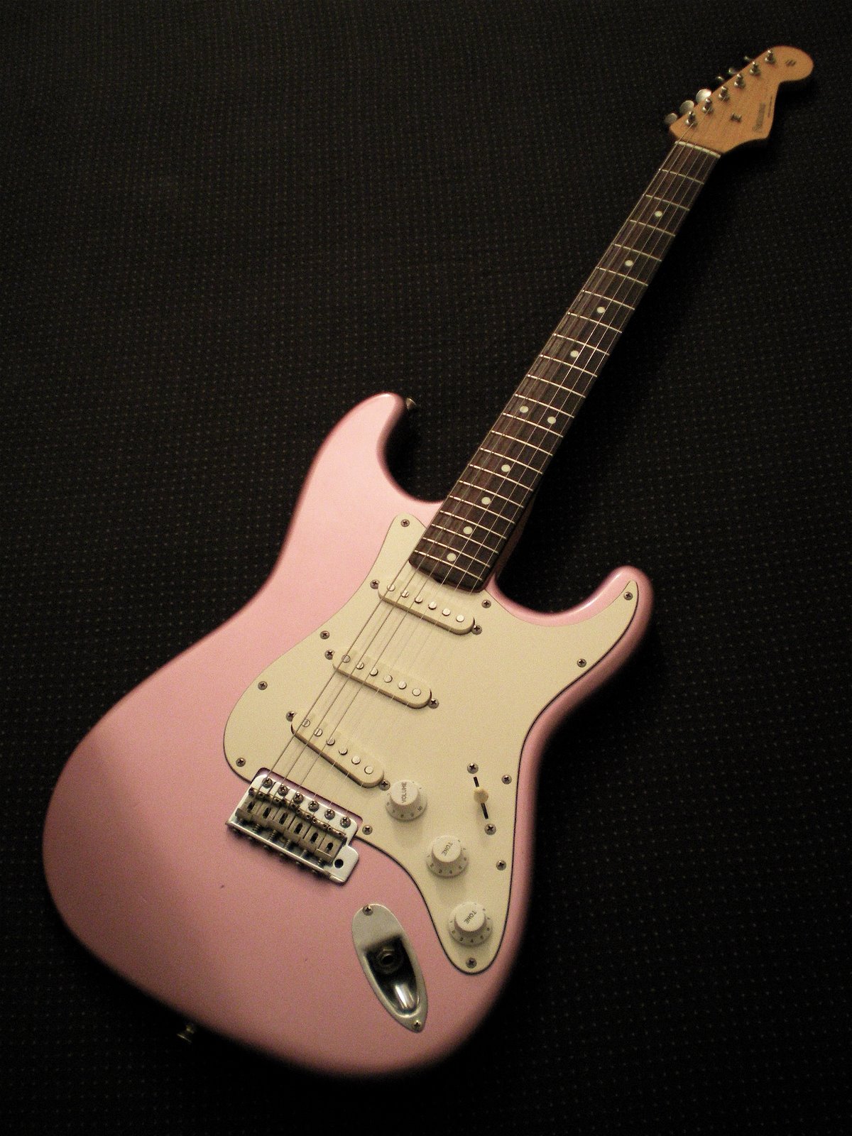 [Fernandes+Stratocaster+pink.JPG]