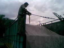 Petugas PAMHUT memasang Police Line