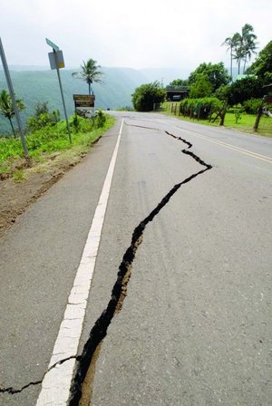 [earthquake_road_by_whenweawake.jpg]