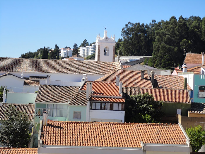 A TORRE DA IGREJA E OS TELHADOS ENVOLVENTES