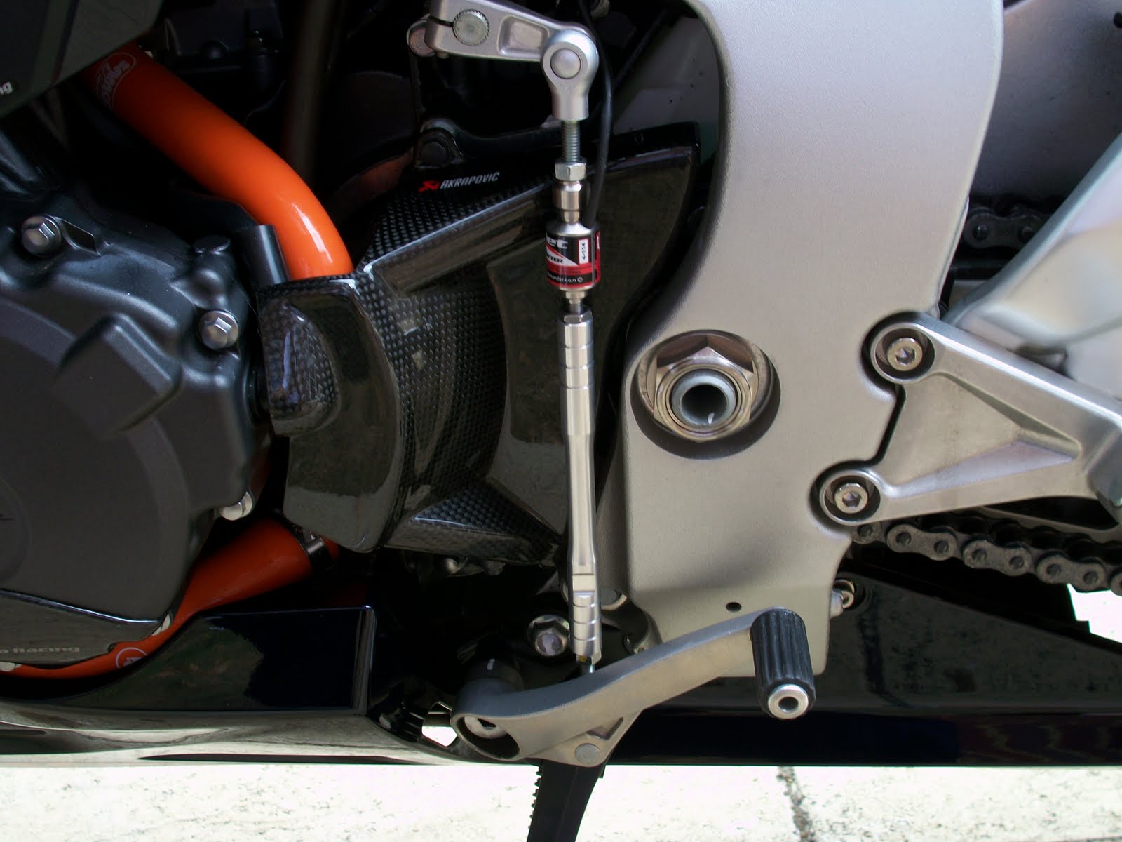 Dynojet Quickshifter fitted and some new orange trim!