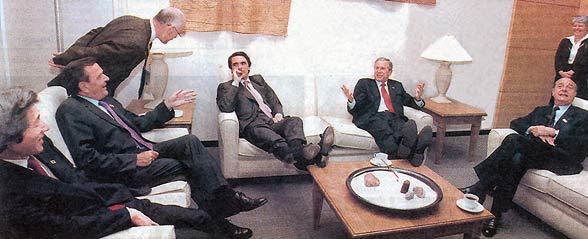 [aznarconlospiesenlamesa1.jpg]