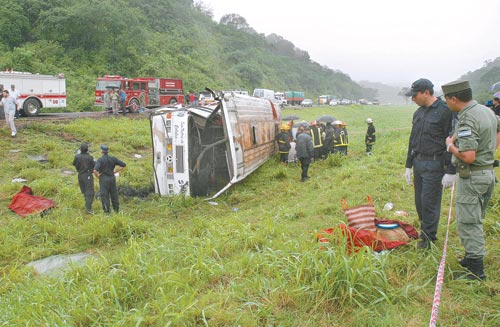 Hubo dos muertos y 36 heridos al volcar un ómnibus en la ruta 9