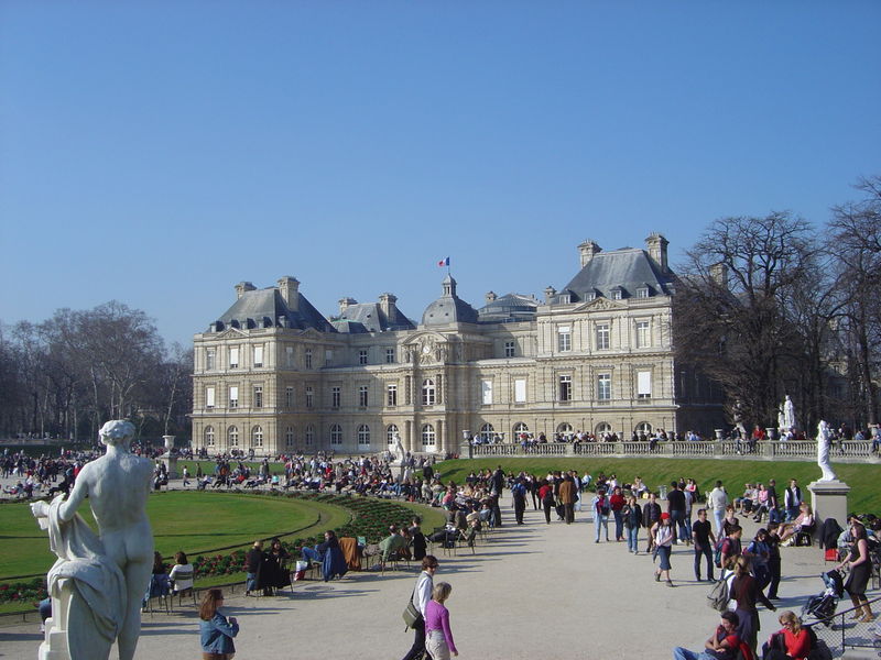 [800px-French_Senate_seen_from_Luxembourg_Gardens_dsc00746.jpg]