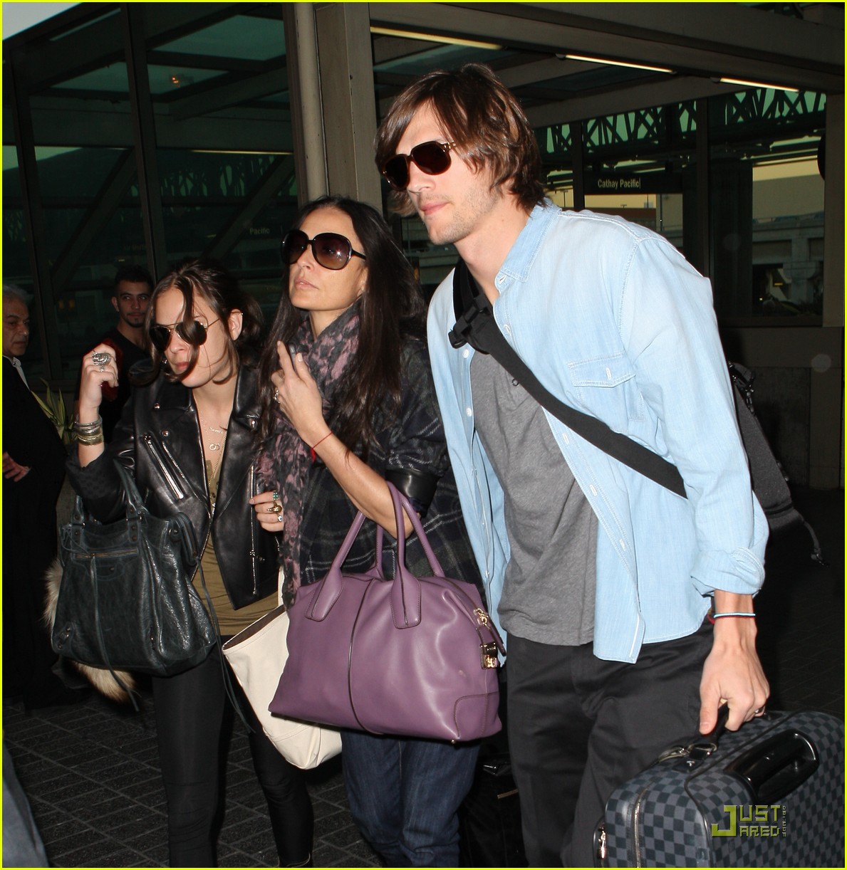 http://1.bp.blogspot.com/_nYg0y59RkcQ/TUGBy_2aTPI/AAAAAAAAA4c/Ayjiw15lVEQ/s1600/demi-moore-ashton-kutcher-en-route-to-brazil-01.jpg