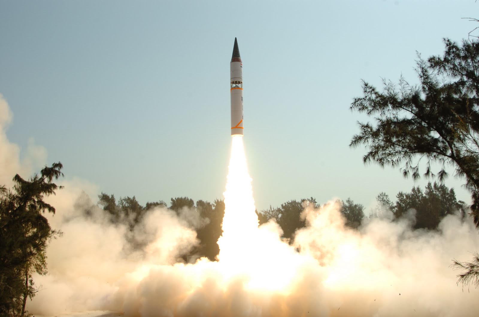 [agni+-iii+missile+launch+2.jpg]
