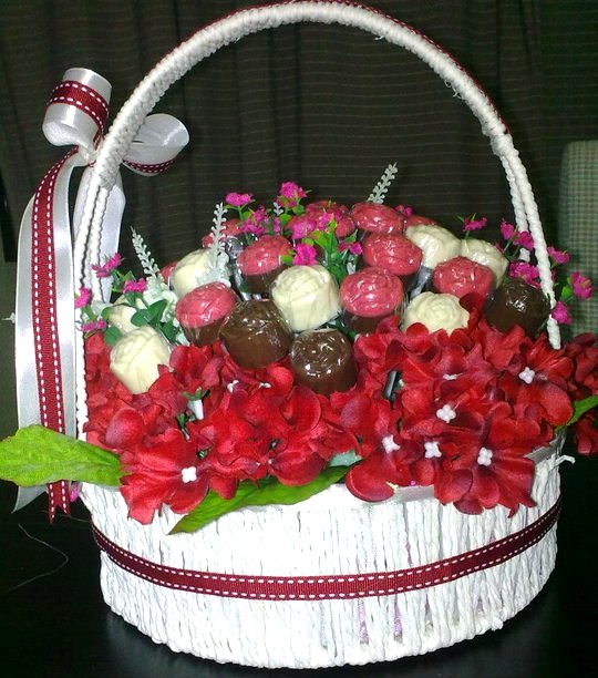 BeeChoc Choc Roses Basket Bouquet code BBQ01