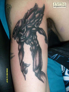 Tatuagem Black and Gray na parte interior do braço