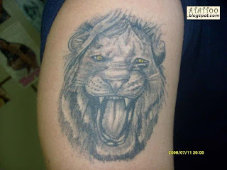 Leão tatuado no braço