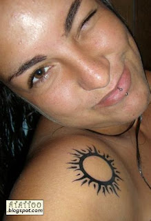 Sol tribal tatuado no ombro de Carlinha Rocha