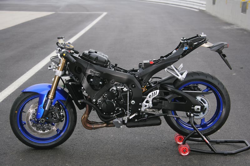 [Suzuki_GSX-R_600_25th_An_2010_4.jpg]