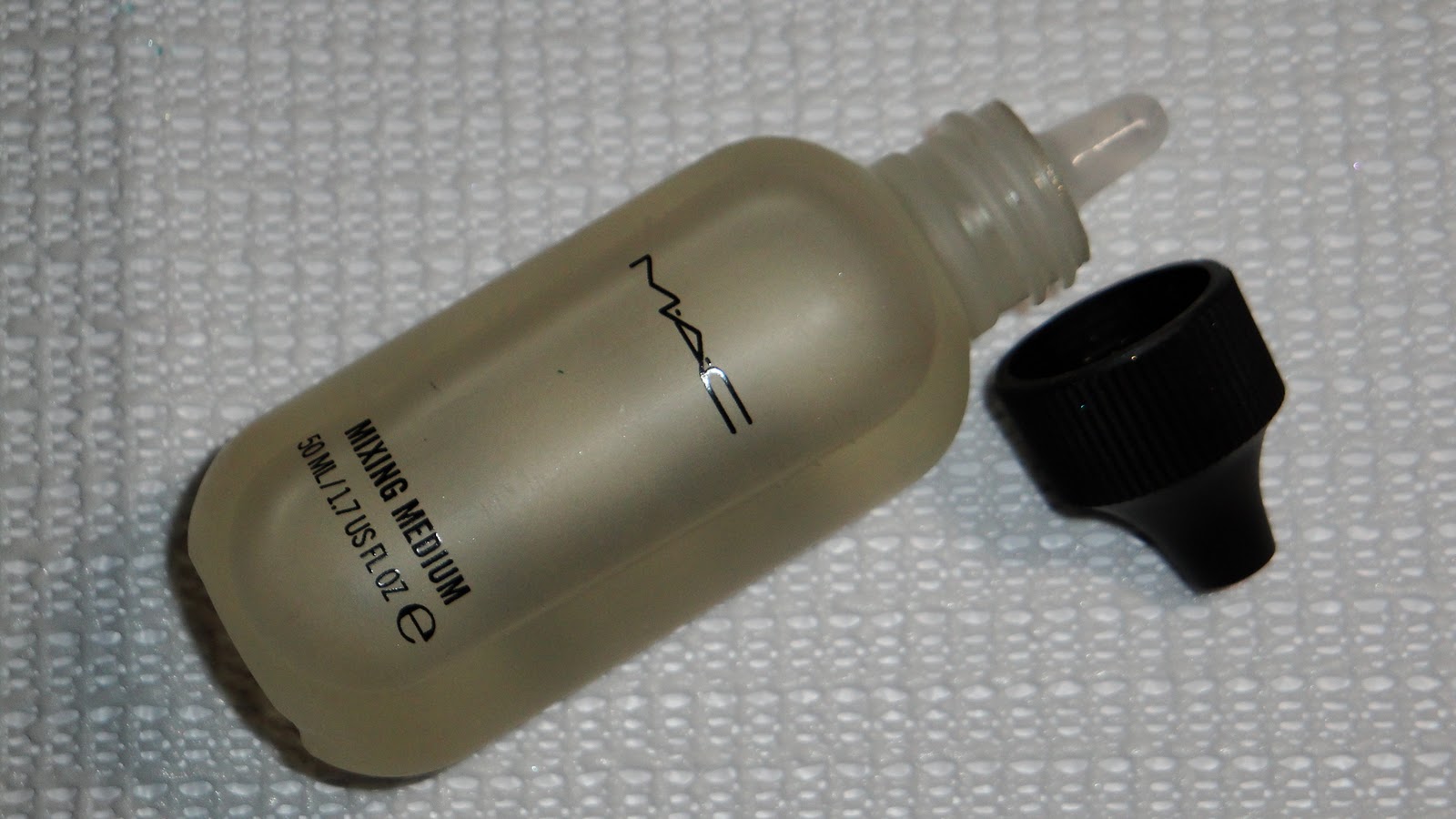 The Fancy Face M·A·C Mixing Mediums OVERVIEW