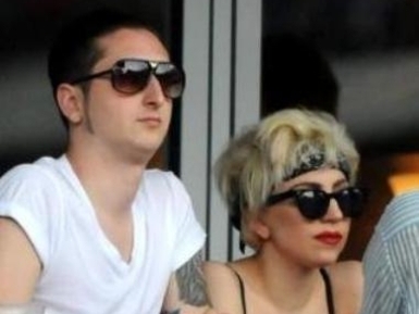 http://1.bp.blogspot.com/_nt3AObkF4CQ/TTNwwHdF16I/AAAAAAAAASg/ZGvX4M71qr8/s1600/luc-carl-lady-gaga-mets-game-photos.jpg