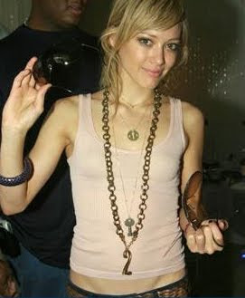 [img width=271 height=329]http://1.bp.blogspot.com/_nu427pLyTsc/S6zKuNqqxmI/AAAAAAAAACU/8IpzRpyfHNY/s400/Hilary+Duff.jpg[/img]