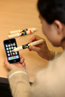 Wie man ein iPhone mit einer Wurst bedient.