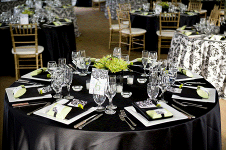 black and white damask linens…so far no luck but I love how this wedding