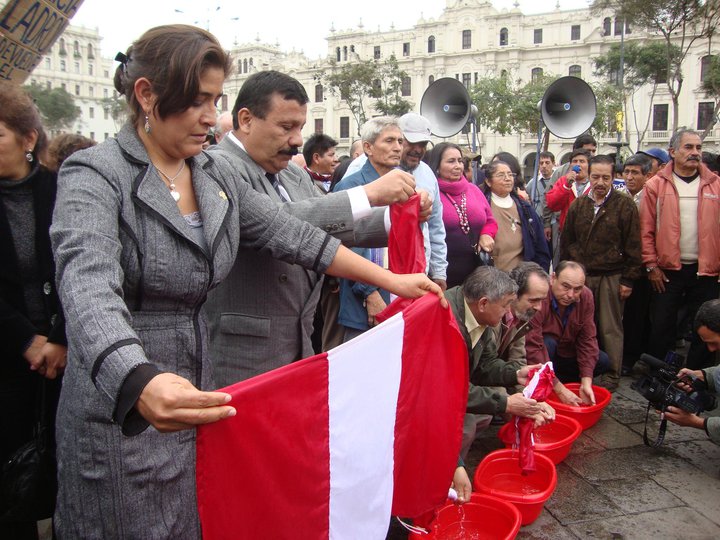 (no somos) ciudadanos de segunda categoría Lavando la Bandera en