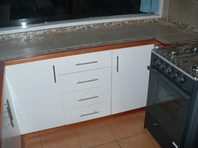 Mueble de cocina base en melanina blanca, su estructura interna hecha Mueble de cocina base en melanina blanca, su estructura interna hecha