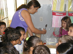 Pais trabalhando uma receita com os filhos