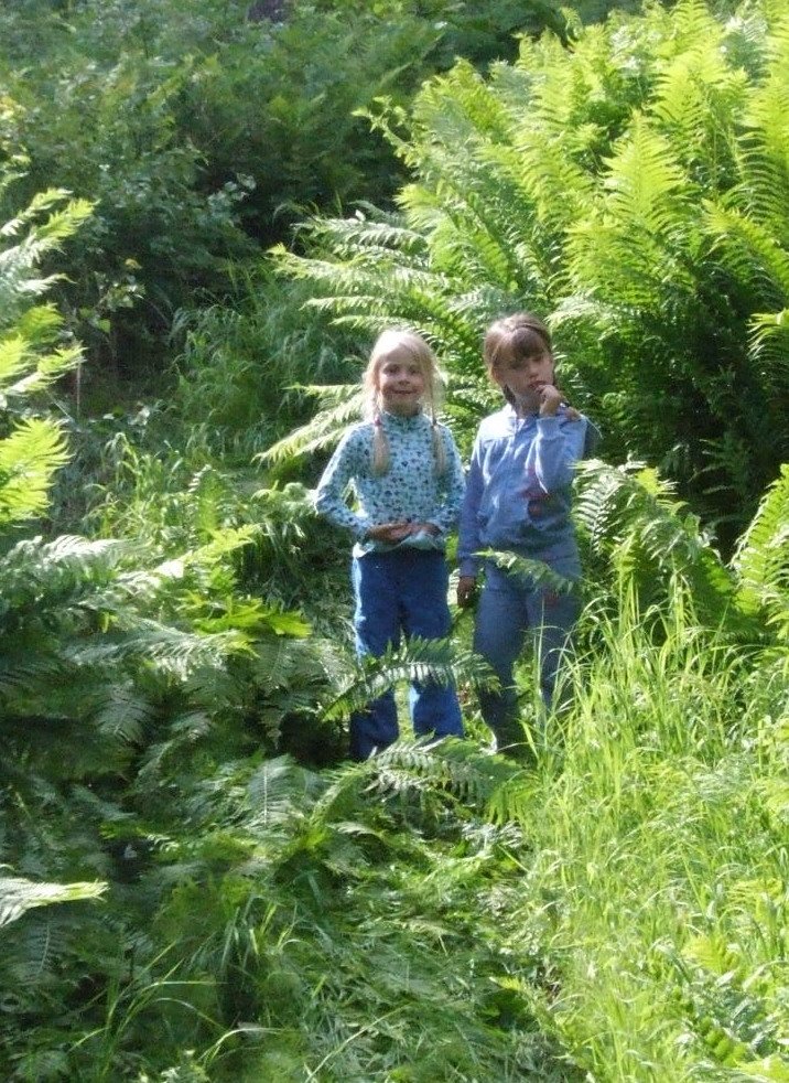 [Cass+and+Hannah+in+the+Ferns.jpg]