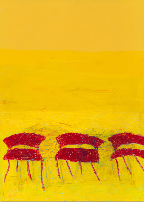 Trois chaises rouge sur fond jaune