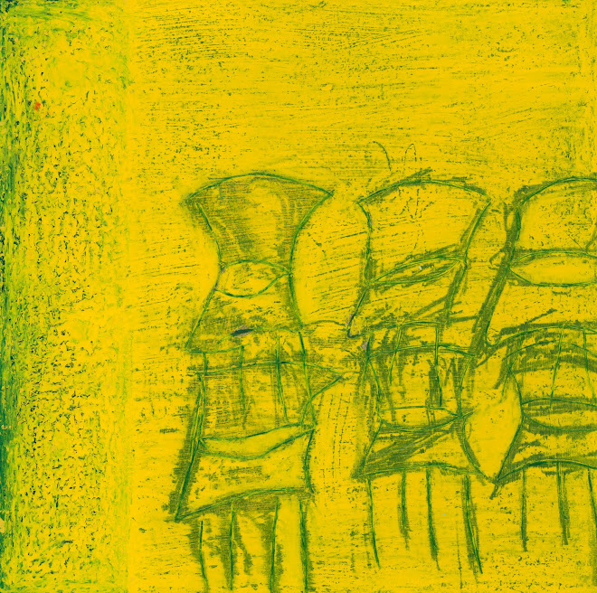 Six chaises vertes sur fond jaune