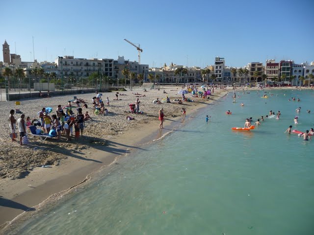 Blue skies - sandy beach - cool water at Pretty Bay.