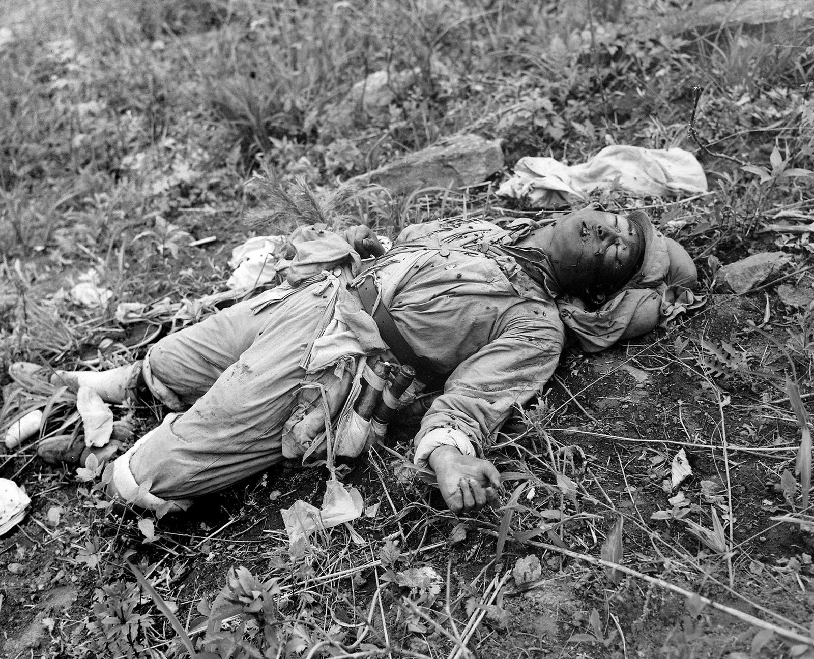 [A+Chinese+soldier+killed+by+U.S.+Marines+of+1st+Marine+Division+during+an+attack+on+Hill+105+in+1951.jpg]