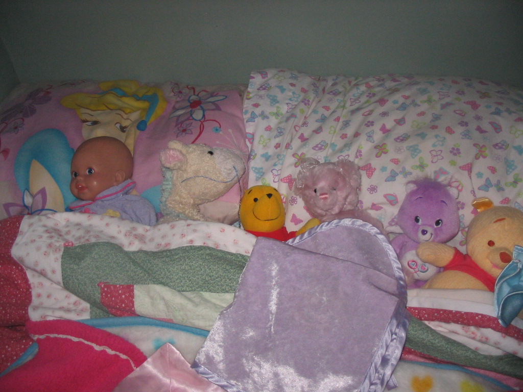 [caroline+made+her+bed.JPG]