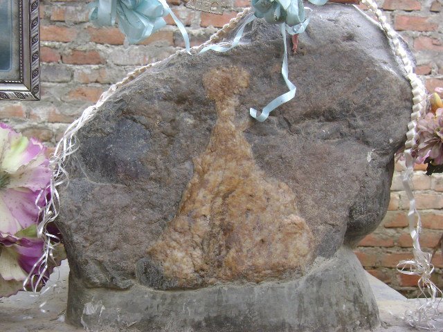 LA VIRGEN EN LA PIEDRA