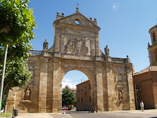 Arco Benito entrada pueblo Sahagún
