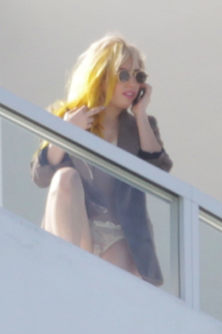 [Lady+GaGa+Topless+Balcony+Undies+Flasher+www.GutterUncensoredPlus.com+05.jpg]