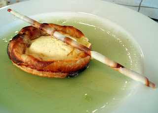 Tarta de manzana con helado de vainilla