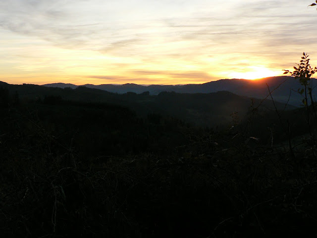 coucher de soleil sur les monts du beaujolais 