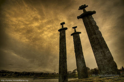 Triángulo equidlátere: Sverd i fjell. Tres gigantescas espadas vikingas