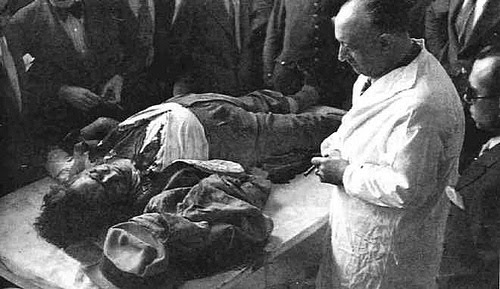 El cadáver de José Calvo Sotelo, asesinado por sicarios gubernamentales el 13 de julio de 1936.