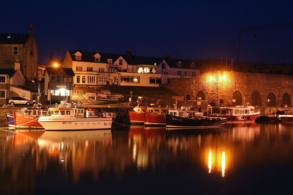 [Seahouses+Harbour+at+night.jpg]