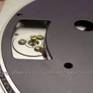 Vintage Technics SL220 turntable platter service holes to locate a good view of the servo dc motor