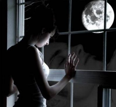 [mirando+por+la+ventana+luna+noche.jpg]