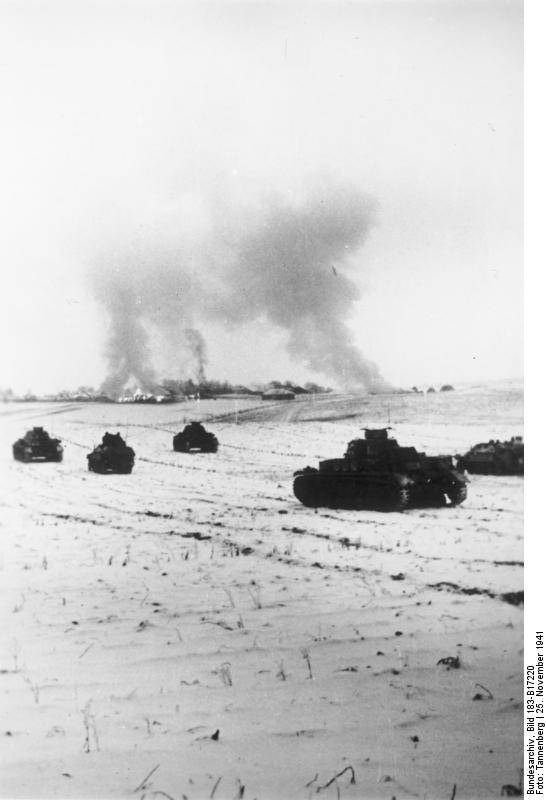 les chars allemands Bundesarchiv_Bild_183-B17220,_Sowjetunion,_Panzerangriff_bei_Istra